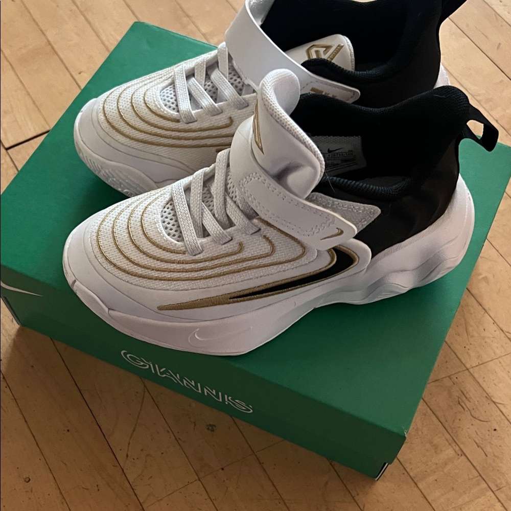 Nike Kids Sneakers in White and Gold